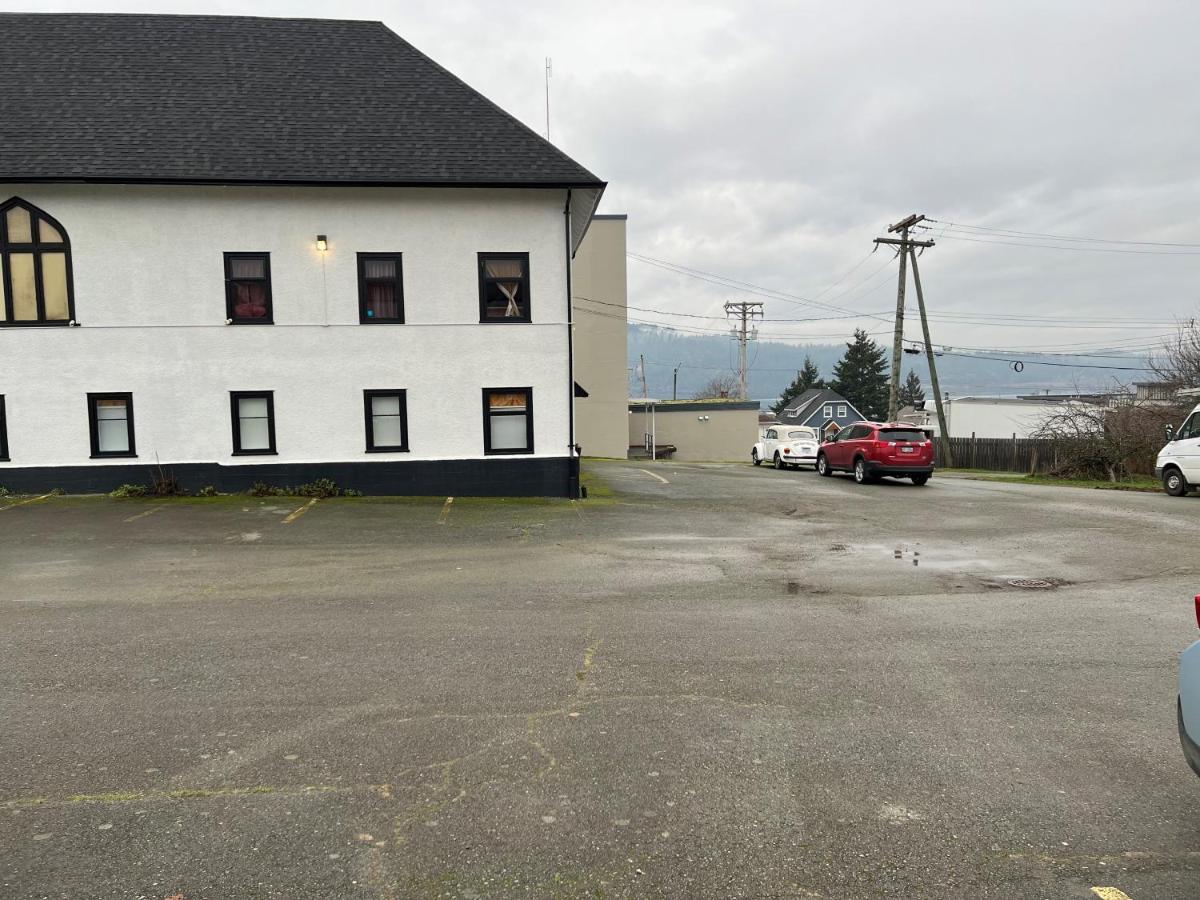 Char'S Landing Hostel Port Alberni Exterior photo