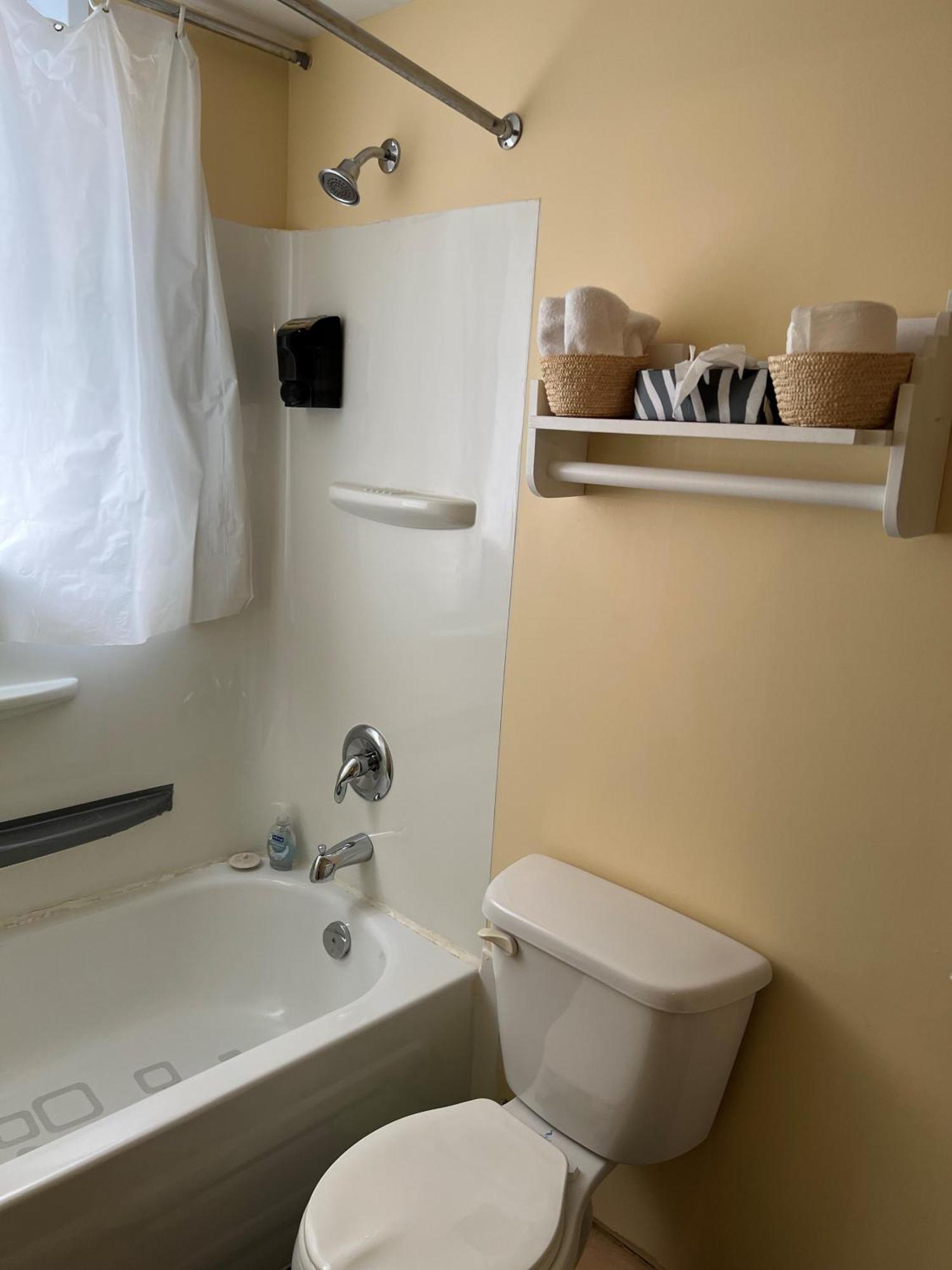 Char'S Landing Hostel Port Alberni Room photo