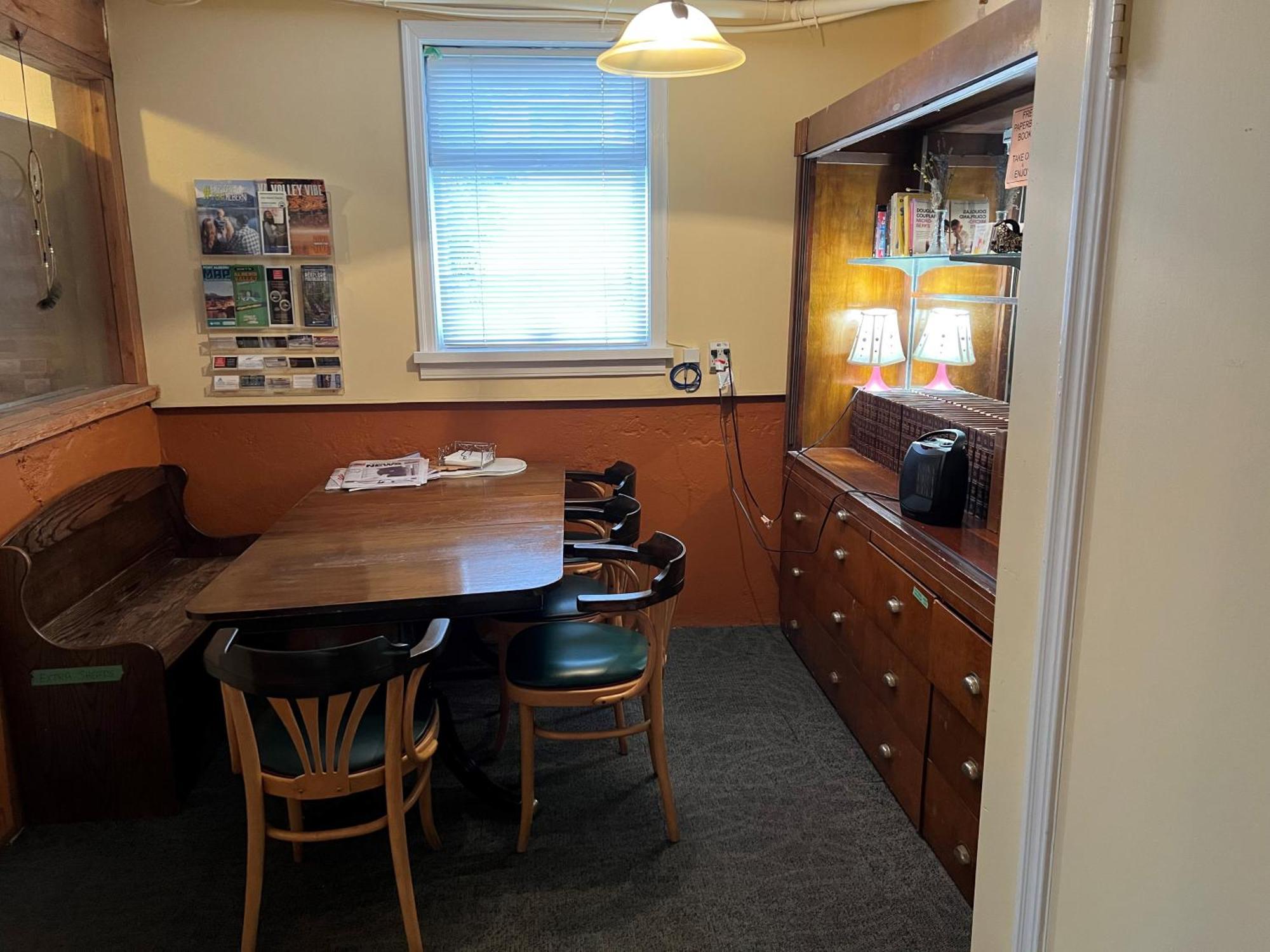 Char'S Landing Hostel Port Alberni Room photo