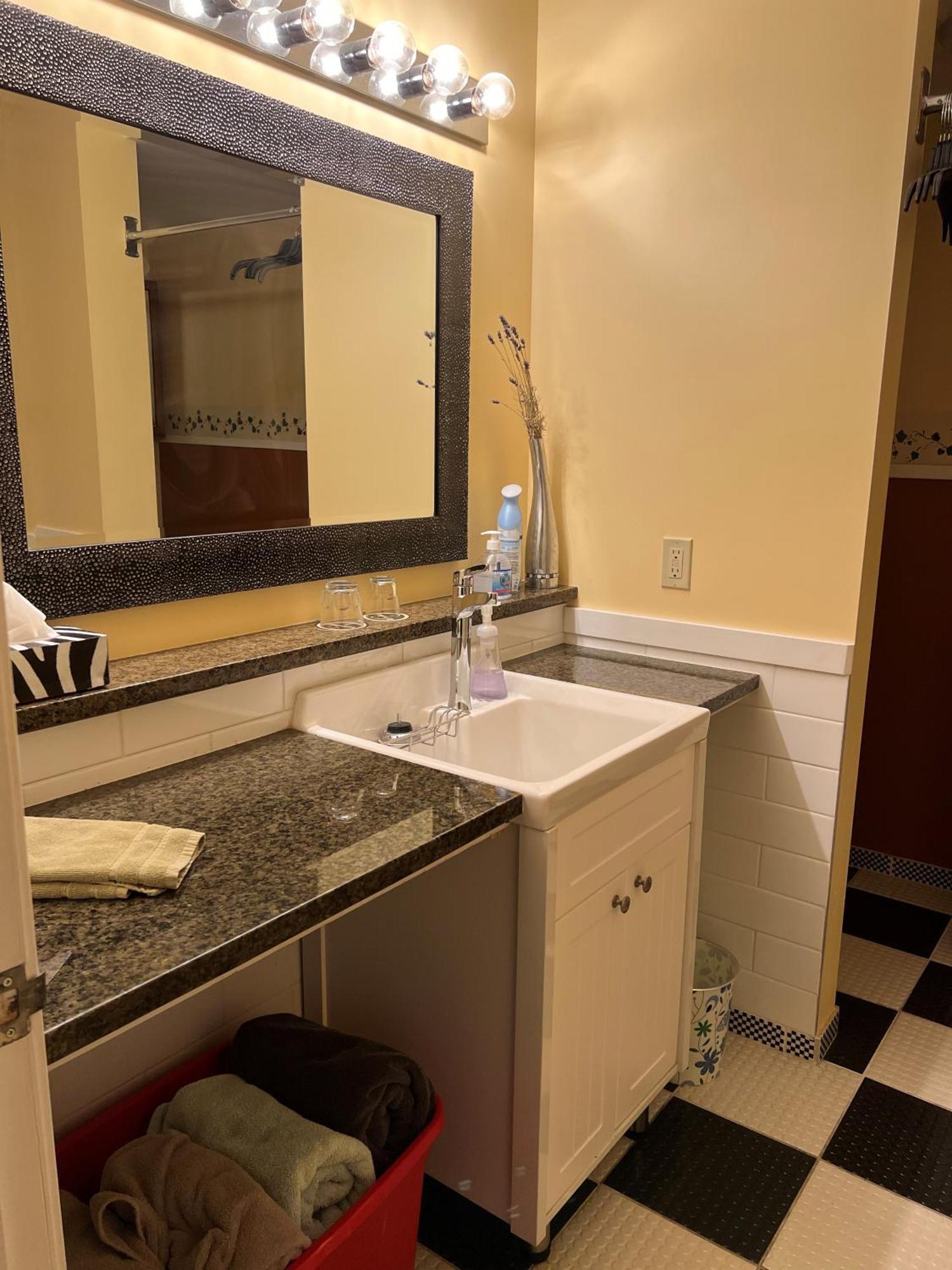 Char'S Landing Hostel Port Alberni Room photo