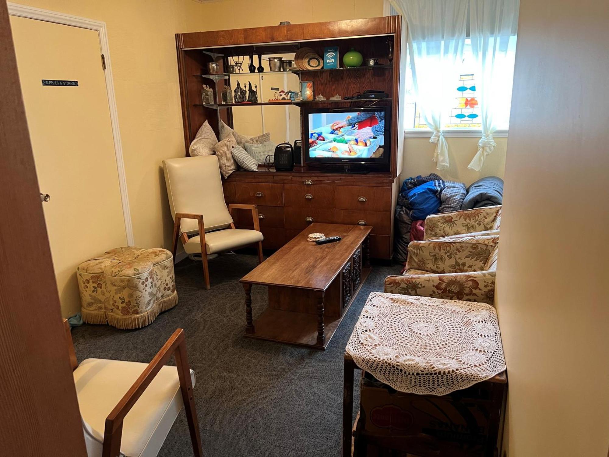 Char'S Landing Hostel Port Alberni Room photo