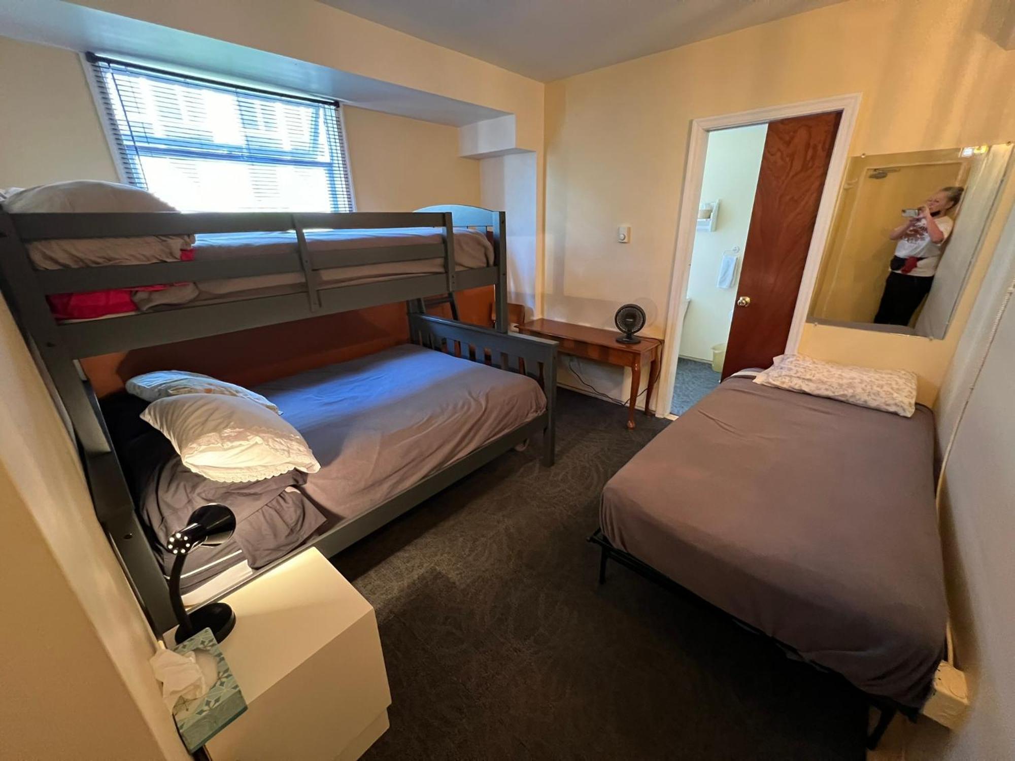 Char'S Landing Hostel Port Alberni Room photo