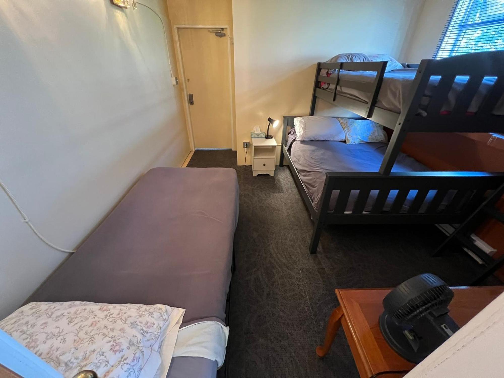 Char'S Landing Hostel Port Alberni Room photo
