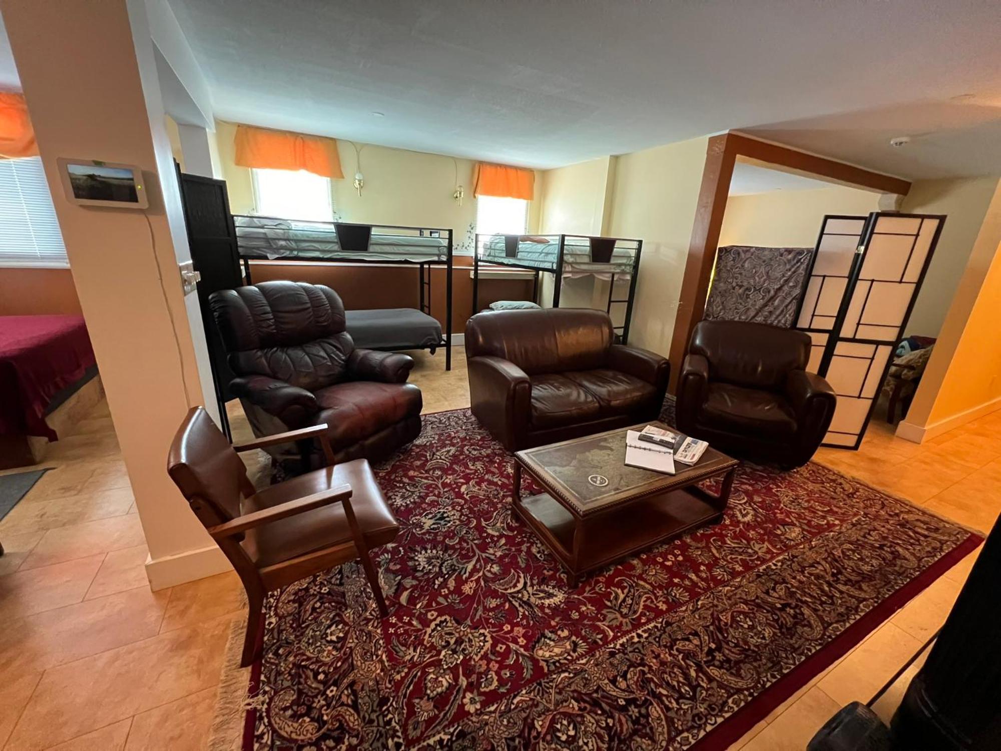 Char'S Landing Hostel Port Alberni Room photo